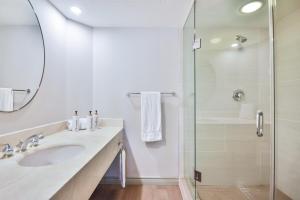 Un baño de King Studio Suite heated Pool and Sauna