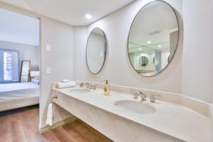 Un baño de King Studio Suite heated Pool and Sauna