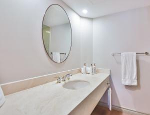 Un baño de King Studio Suite heated Pool and Sauna