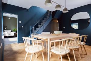 ein Esszimmer mit einem Holztisch und Stühlen in der Unterkunft A Beautiful 3 Bedroom 17th Century Stone cottage in Llanddyfnan