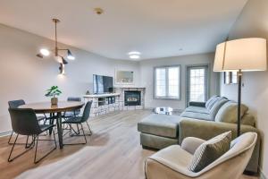 un salon avec un canapé et une table dans l'établissement Hideaway 2BR Condo Pool & Heated Pool, à Shanty Bay