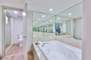 La grande salle de bains est pourvue d'une baignoire et de toilettes. dans l'établissement Hideaway 2BR Condo Pool & Heated Pool, à Shanty Bay 26 autres photos