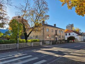 an empty street with a building and a crosswalk at Kuressaare Kesklinna Korter in Kuressaare