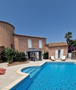 Πισίνα στο ή κοντά στο La Villa Catalane