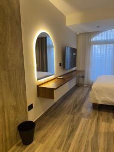 Televisyen dan/atau pusat hiburan di House 98 - Boutique Hotel Stay in Zayed