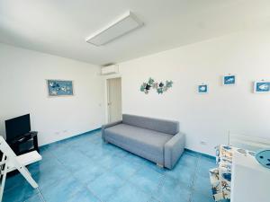a living room with a couch and a television at Acquario - Immobilevante in Ponza