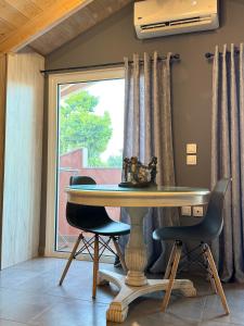 ein Esszimmer mit einem Tisch und zwei Stühlen in der Unterkunft Aneli-Attic Stay in Nafplio in Nafplio