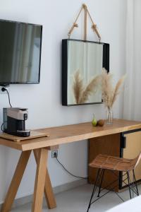 Uma TV ou centro de entretenimento em The George Hotel Mykonos