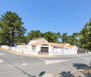 a white building on the side of a street at Maison Princesse in La Tranche-sur-Mer