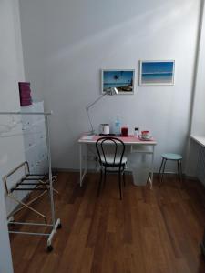 ein Zimmer mit Schreibtisch, Tisch und Stühlen in der Unterkunft Da Simo in Siena