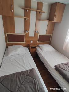 Letto o letti in una camera di CHEZ ISA - Mobil home 2 ch - vue direct sur mer