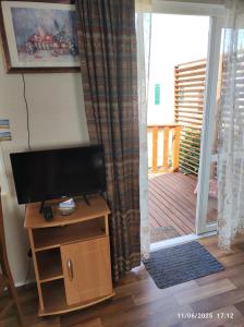 TV a/nebo společenská místnost v ubytování CHEZ ISA - Mobil home 2 ch - vue direct sur mer