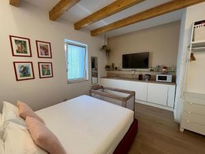 a small bedroom with a bed and a kitchen at Maison Chene petit appartement in Bisceglie