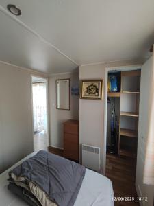 Letto o letti in una camera di CHEZ ISA - Mobil home 2 ch - vue direct sur mer