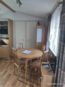 Cucina o angolo cottura di CHEZ ISA - Mobil home 2 ch - vue direct sur mer