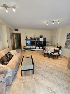 een woonkamer met een bank en een tafel bij BlancMar Peñiscola in Peñíscola