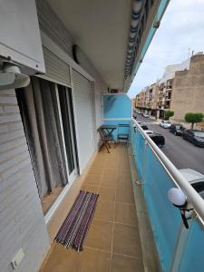 een balkon met uitzicht op een straat bij BlancMar Peñiscola in Peñíscola