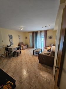 een woonkamer met een bank en een tafel bij BlancMar Peñiscola in Peñíscola