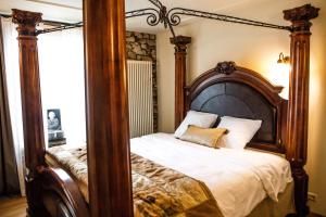 a bedroom with a bed with a large mirror at B&B Le Tapis Rouge in Vielsalm