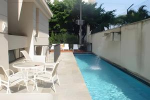 Bazén v ubytovaní Flat Apart hotel c/dois quartos em Moema SP alebo v jeho blízkosti