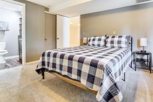 Una cama o camas en una habitación de 8 Mi to Central Minneapolis Modern Home with Yard