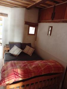 a bedroom with a bed in the corner of a room at Joli T2 provençal plain-pied CV cour in Orange