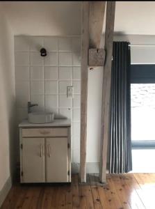 eine Küche mit einem Waschbecken und einer Theke in einem Zimmer in der Unterkunft Chambres indépendantes Centre Ville Yssingeaux in Yssingeaux + 10 Fotos