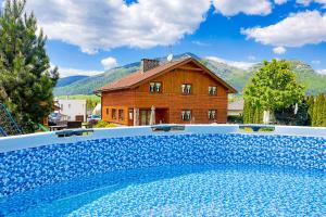 Bazén v ubytovaní Apartmány Anička ubytovanie region Liptovský Mikuláš alebo v jeho blízkosti