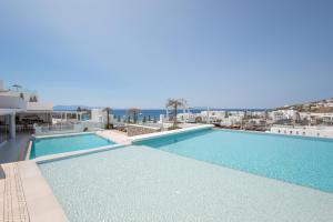 A piscina localizada em The George Hotel Mykonos ou nos arredores