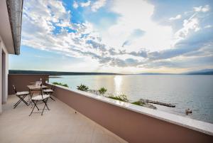 a balcony with a view of the water at Apartmani Perić Meka Draga in Obrovac