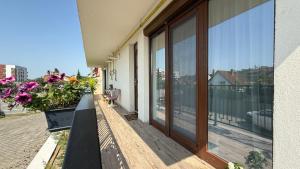 einen Balkon eines Gebäudes mit einem großen Fenster in der Unterkunft Mara Stefania Apart Hotel Deluxe in Oradea