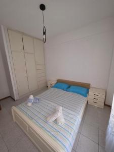 a bedroom with a bed with two towels on it at Pati's summer house in Siviri