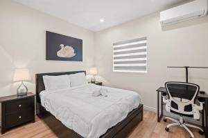 Un pat sau paturi într-o cameră la Modern Getaway Near Pasadena & DTLA