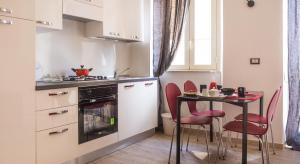 a small kitchen with a table and a stove at Donsanto Casa Vacanze in Taormina