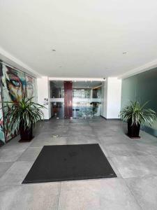 Vstupní hala nebo recepce v ubytování Cozy and Centric Apartment in Zone 10, Fontabella Square