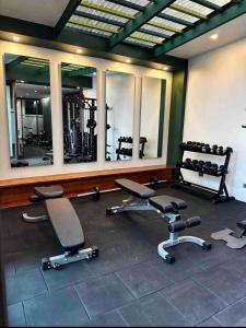 Fitness centrum a/nebo fitness zařízení v ubytování Cozy and Centric Apartment in Zone 10, Fontabella Square