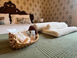 ein Schlafzimmer mit einem Korb Handtücher auf einem Bett in der Unterkunft Villa Margherite in Merizzo