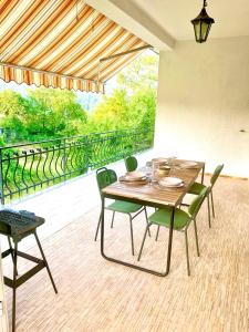 ein Tisch und Stühle in einem Zimmer mit Balkon in der Unterkunft Villa Margherite in Merizzo