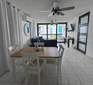 TV/trung tâm giải trí tại Casa Rosado Villa Marina Fajardo Yunque Seven Seas