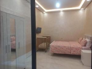 Ένα ή περισσότερα κρεβάτια σε δωμάτιο στο Quiet and comfortable apartment