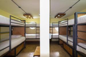 2 stapelbedden in een kamer met een tafel bij Hostalgia in Puebla