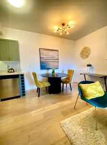 Galeriebild der Unterkunft City Center Olive Grove in Kamloops + 23 Fotos