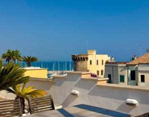 Meerblick vom Dach eines Gebäudes in der Unterkunft LUNA SUL PORTO Seaview Apartment - Bright and Spacious Flat in Central Nettuno, Steps from the Marina, Beaches, and Train Station in Nettuno