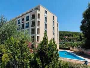 Un edificio de apartamentos con piscina y árboles. en ASTORIA II Apartment 23 One Bedroom, en Elenite