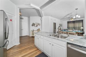 een keuken met witte kasten en een roestvrijstalen koelkast bij Vista Cay Resort in Orlando