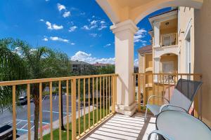 een balkon van een huis met stoelen erop bij Vista Cay Resort in Orlando +52 foto's