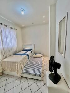 1 dormitorio con cama y espejo. en 04 Apartamento São João, en Caruaru 3 fotos más