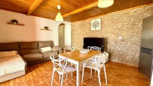 Una sala de estar con una mesa y sillas y un sofá. en Joha's Zen, en Islas Canarias