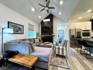 Μια τηλεόραση ή/και κέντρο ψυχαγωγίας στο New Cabin w Private Hot Tub and Fire Pit