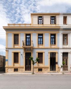 een gebouw met een boom ervoor bij Bouquet Luxury Rooms in Chania +145 foto's